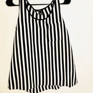 Stripes are in! Super cute top by forever 21 🦓